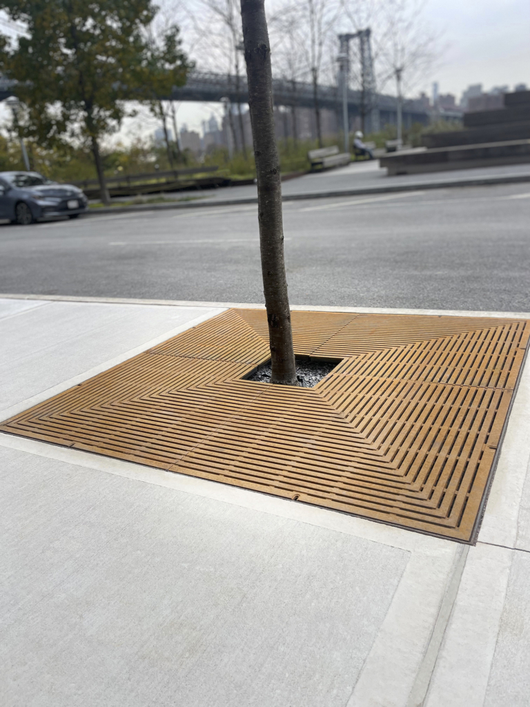 Cast iron tree grate in rectilinear Que pattern