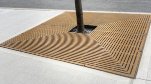 Cast iron tree grate in rectilinear Que pattern