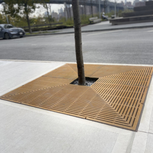 Cast iron tree grate in rectilinear Que pattern